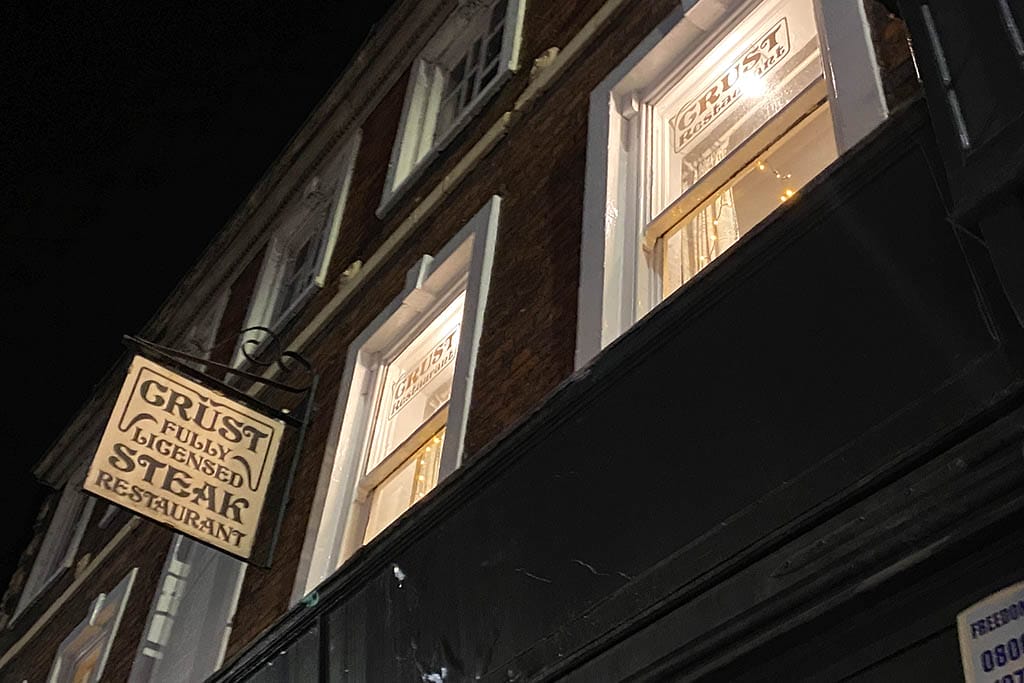 Crust restaurant Lincoln sign