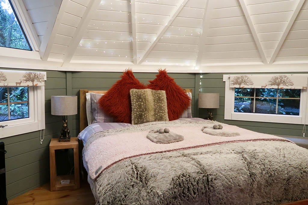 Stewton Stars Hideaway Lyra Interior Stewton Stars Hideaway Lyra Cabin Bed