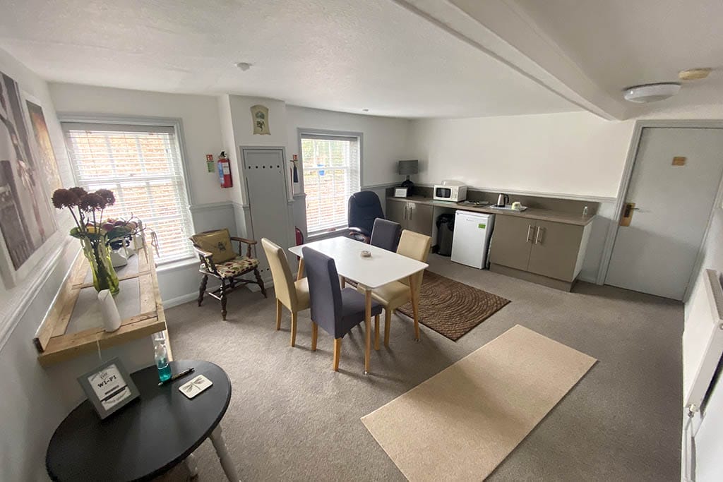 The Traveller's B&B Louth Shared Kitchenette Shared kitchenette with a fridge and microwave